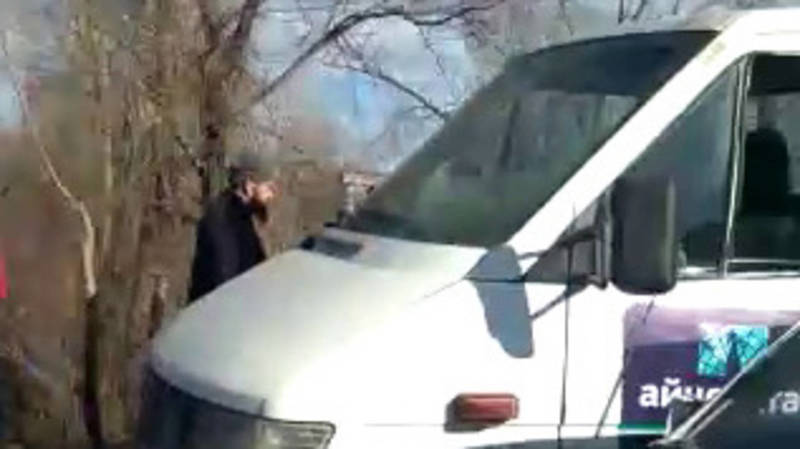 На Шабдан Баатыра грузовик столкнулся с легковушкой. Видео с места аварии