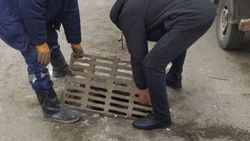 «Бишкекасфальтсервис» установил решетку ливнеприемника на Ауэзова. Фото