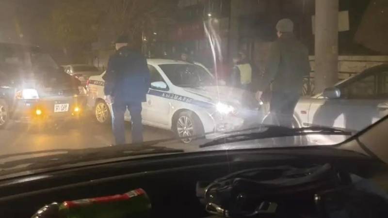 Патрульная машина попала в аварию в Оше. Видео с места аварии