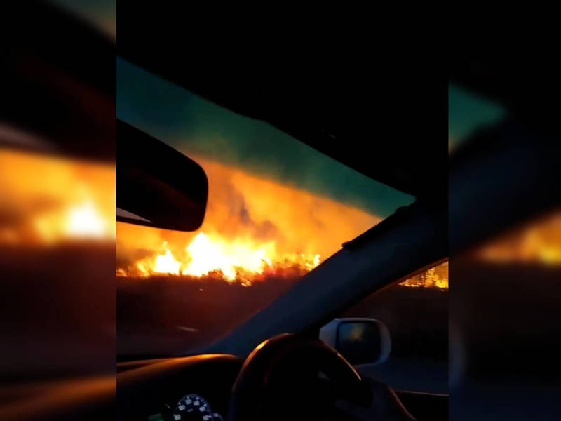 Очевидцы отправляют фото и видео пожара на объездной дороге близ Токмока