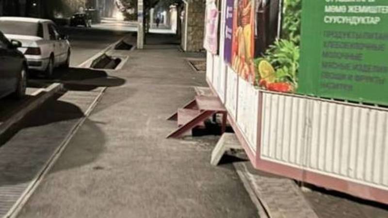 На Дзержинского магазин без документов вновь установил ступеньки на тротуаре. Фото горожанина