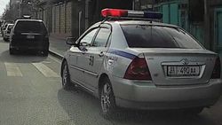 Машина Службы охраны МВД припаркована в неположенном месте. Видео