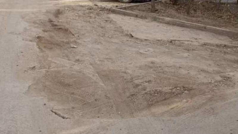 В Джале городские службы раскопали дорогу и не восстановили. Фото горожанина
