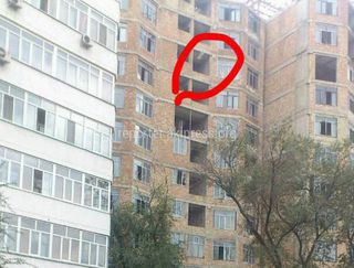 С верхних этажей строящегося здания на ул.Токомбаева выбрасывают строймусор (видео)