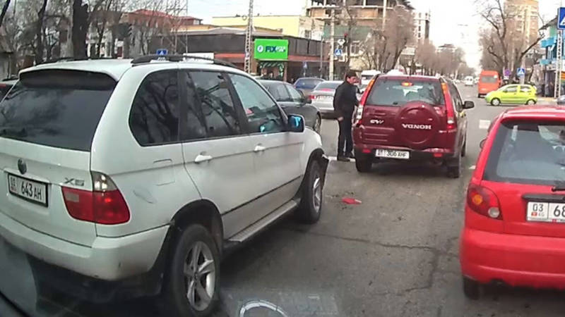 Водитель BMW X5 не успел затормозить на светофоре и врезался в «Хонду». Видео