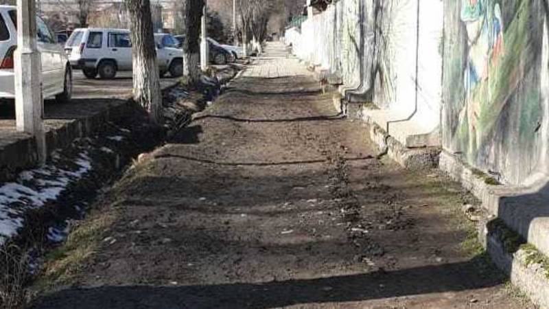 Горожанин жалуется на состояние тротуара на Льва Толстого. Фото