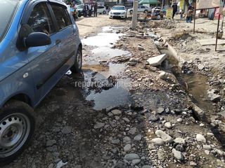 На улице Чехова в Жалал-Абаде прорвало водопроводную трубу
