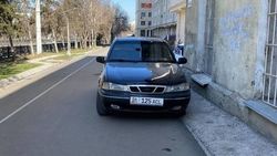 «Дэу» и «Тойота» припаркованы на тротуаре на Айтматова. Фото
