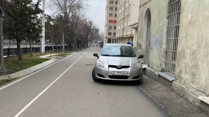 «Дэу» и «Тойота» припаркованы на тротуаре на Айтматова. Фото