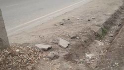 Бишкекчанка жалуется на состояние тротуаров на Пишпеке. Фото и видео