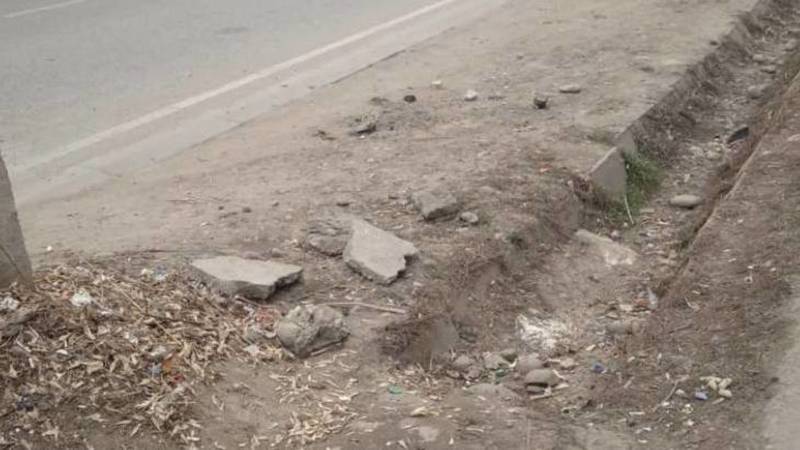 Бишкекчанка жалуется на состояние тротуаров на Пишпеке. Фото и видео