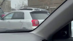 Напротив ГУВД Бишкека машины припаркованы вторым рядом. Видео