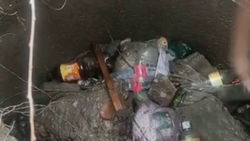 В Ак-Босого канализационные люки забиты мусором. Видео