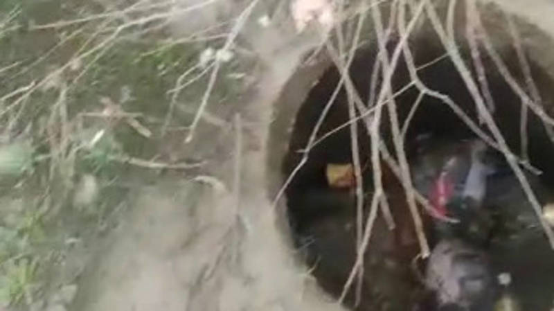 В Ак-Босого канализационные люки забиты мусором. Видео