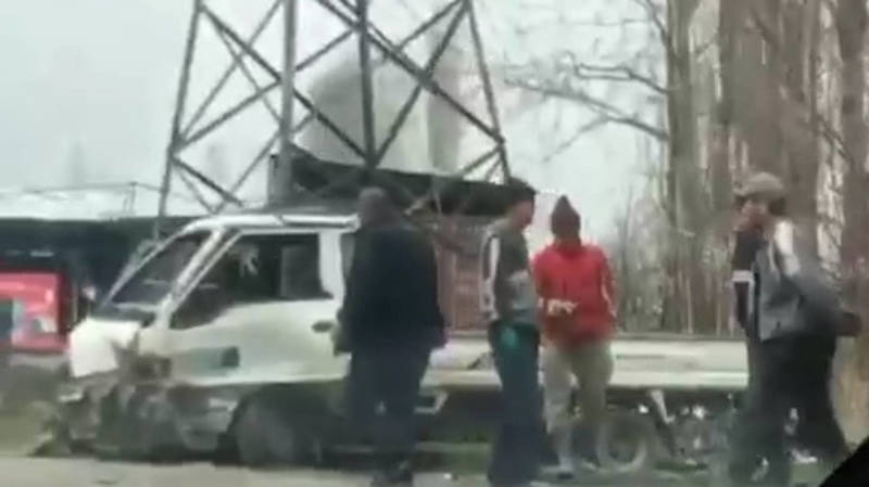 В Узгене столкнулись «Жигули» и «Портер». Видео с места аварии