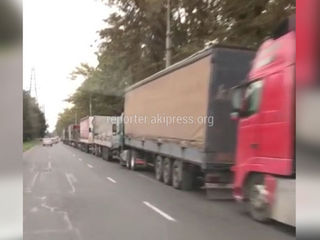 На проспекте Шабдан Баатыра одну полосу движения занимают грузовики (видео)