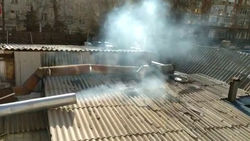 Горожанин жалуется на дым из трубы кафе напротив Счетной палаты. Видео