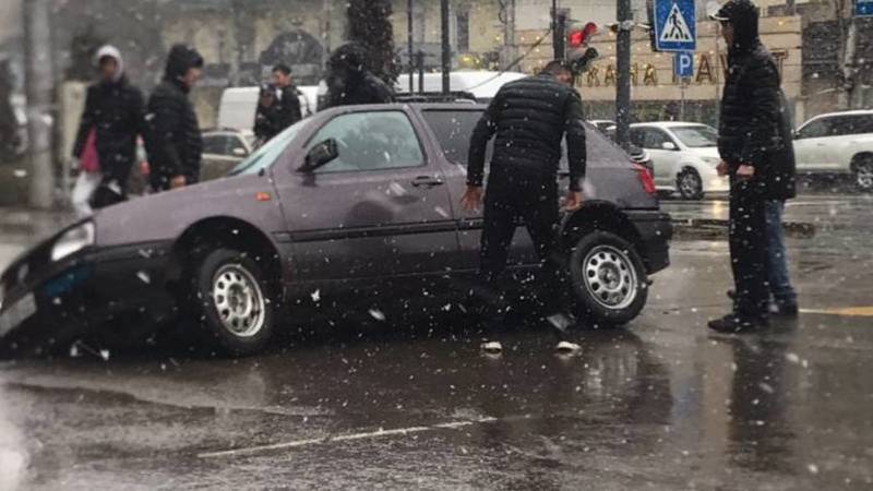 На Горького две машины заехали в арык. Фото