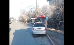 Водители троллейбусов жалуются на «Одиссей», припаркованный на остановке возле физкультурного