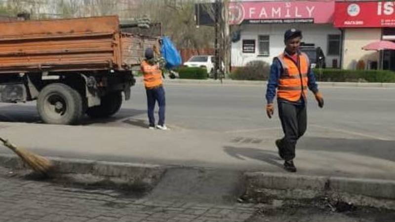 «Бишкекасфальтсервис» убрал куски брусчатки на тротуаре по Московской. Фото