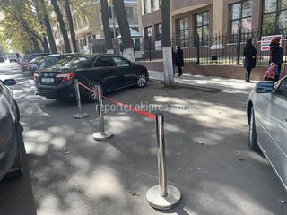 Законно ли ограничивают парковку возле банка на улице Логвиненко?