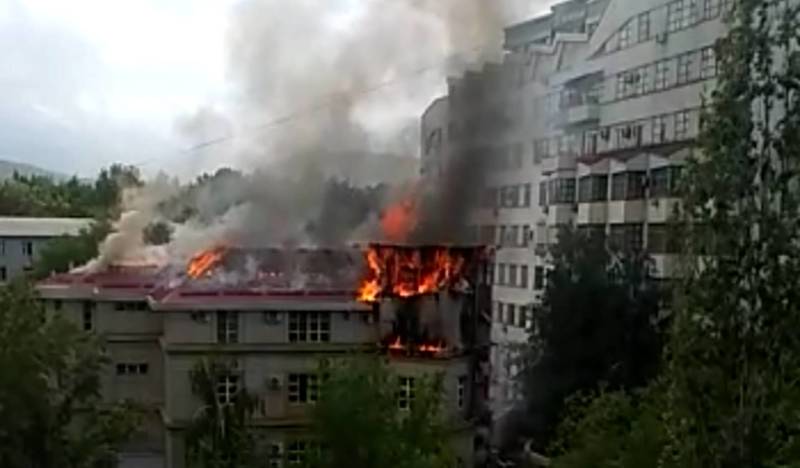 В Бишкеке на Советской горит здание. Видео
