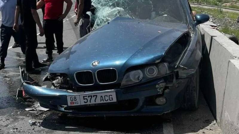 Видео с места аварии на Льва Толстого с участием BMW и «Тойоты», где пострадали 5 человек