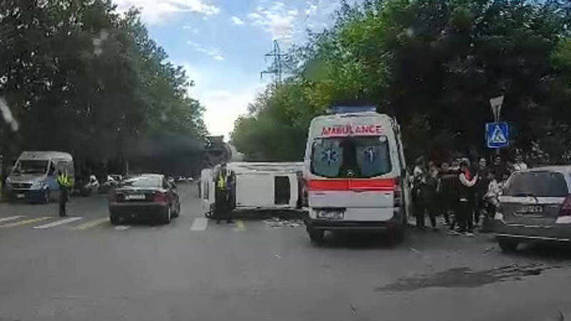 На Медерова-Тыныстанова в результате ДТП перевернулся Lexus. Видео с места аварии