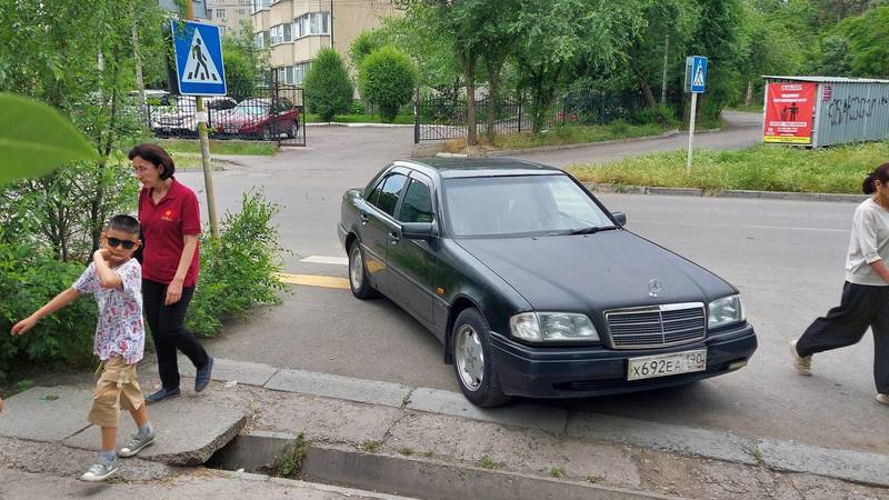 «Мерседес» с российскими номерами заблокировал пешеходный переход. Фото