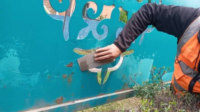 «Тазалык» исправил недочеты, допущенные при покраске шумоизоляционных заборов вдоль трассы в аэропорт «Манас». Фото мэрии