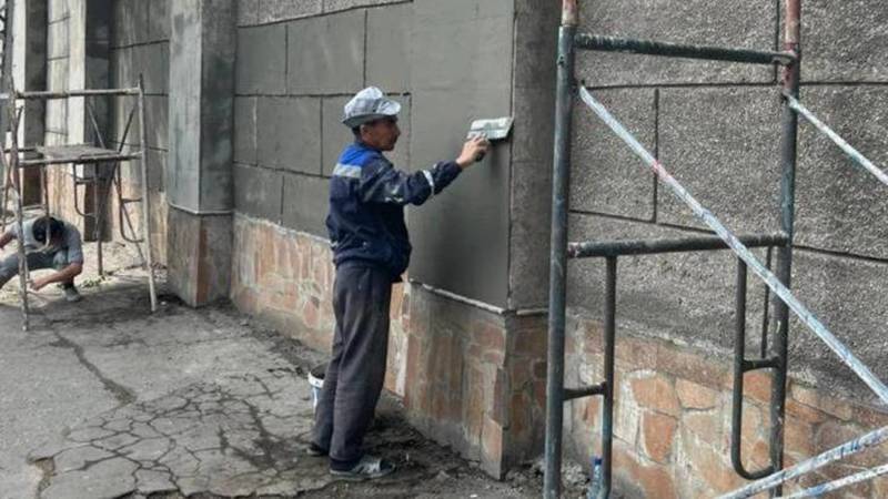 Зачем обновляют нормальную стену «Бишкекского троллейбусного управления»? Фото горожанина