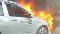На Панфилова горит автомобиль. Видео