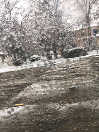 Ледяные глыбы на Тыныстанова возле Детской больницы
