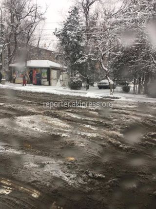 Ледяные глыбы на Тыныстанова возле Детской больницы