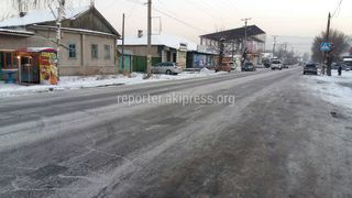 Главная дорога в Токмоке два дня, как не посыпана песком, - житель (фото)