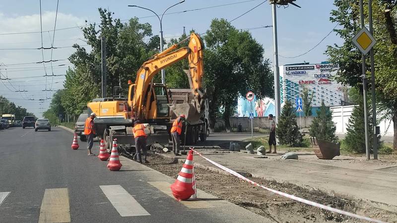 На проспекте Айтматова расширили дорогу, асфальт снова перекопали. Фото