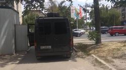 На Алматинке бус «Мерседес» припарковался на тротуаре. Фото