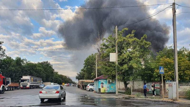 На западе Бишкека крупный пожар