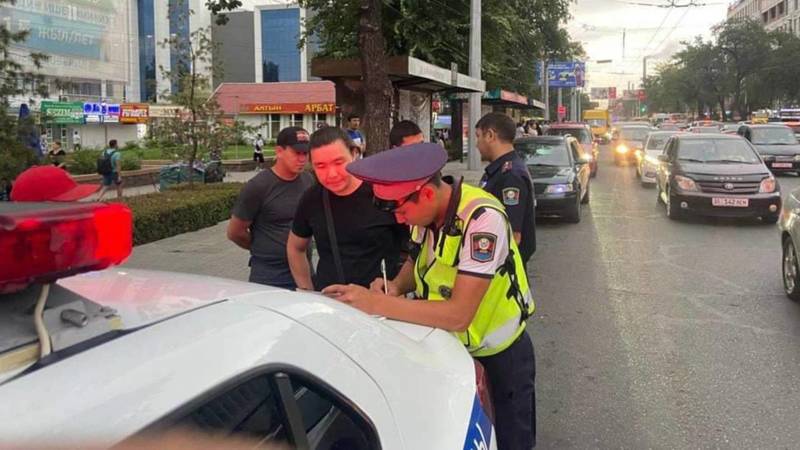 Патрульные оштрафовали таксистов, припаркованных на остановке возле ЦУМа. Фото