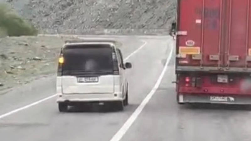 Две «Хонды» пересекли сплошную на трассе Ош-Бишкек. Видео