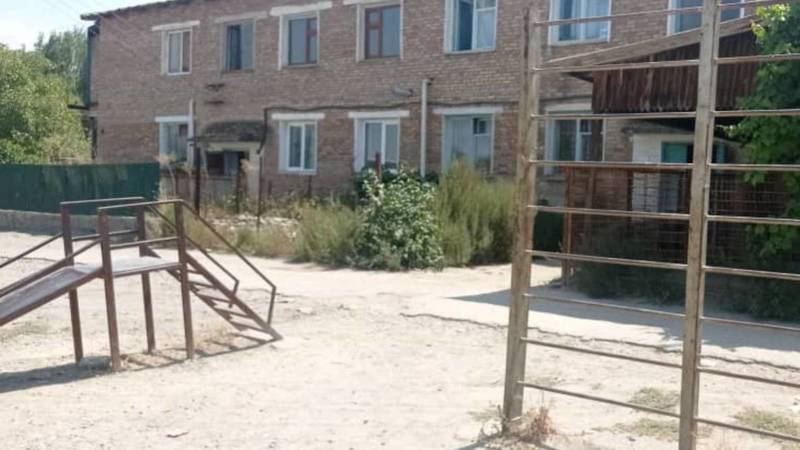Можно ли отремонтировать детскую площадку в Кызыл-Кие? Фото