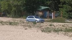 Машина заехала на пляж. Фото