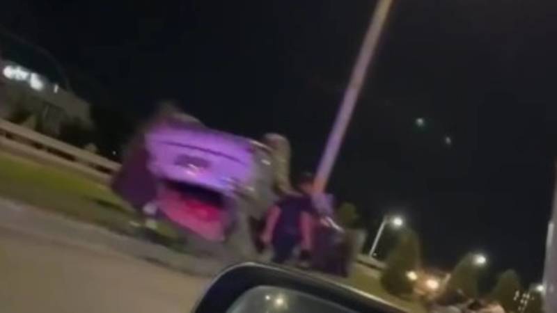 В Бишкеке перевернулась машина. Видео с места аварии