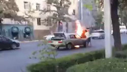 В центре Бишкека загорелась машина. Видео