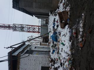В Сузаке прилегающая к трансформаторной будке территория завалена мусором