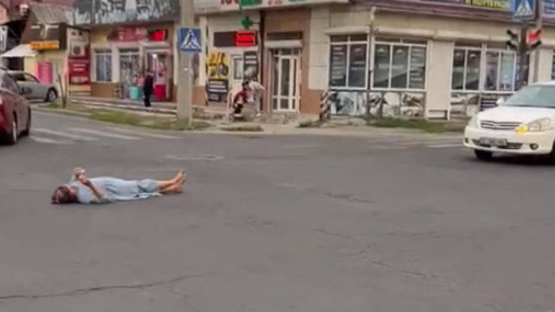 Женщина легла посреди дороги на Горького-Панфилова. Видео
