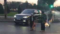 Range Rover со штрафами в 30 тыс. сомов едет по тротуару. Фото