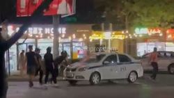 В Бишкеке парни помогают толкать заглохшую патрульную машину