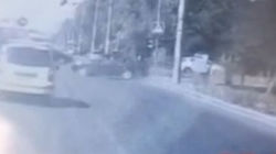 На Южной магистрали БМВ едва не сбил девушку на тротуаре. Видео