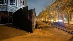 На Айтматова стройкомпания поставила забор до тротуара. Законно ли? Фото горожанина